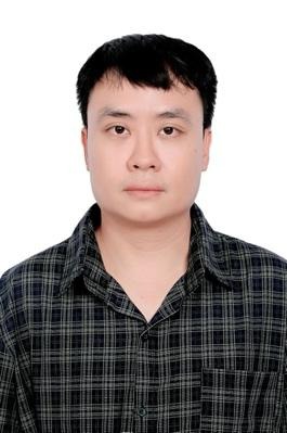 穿绿色衬衫的男人
描述已自动生成