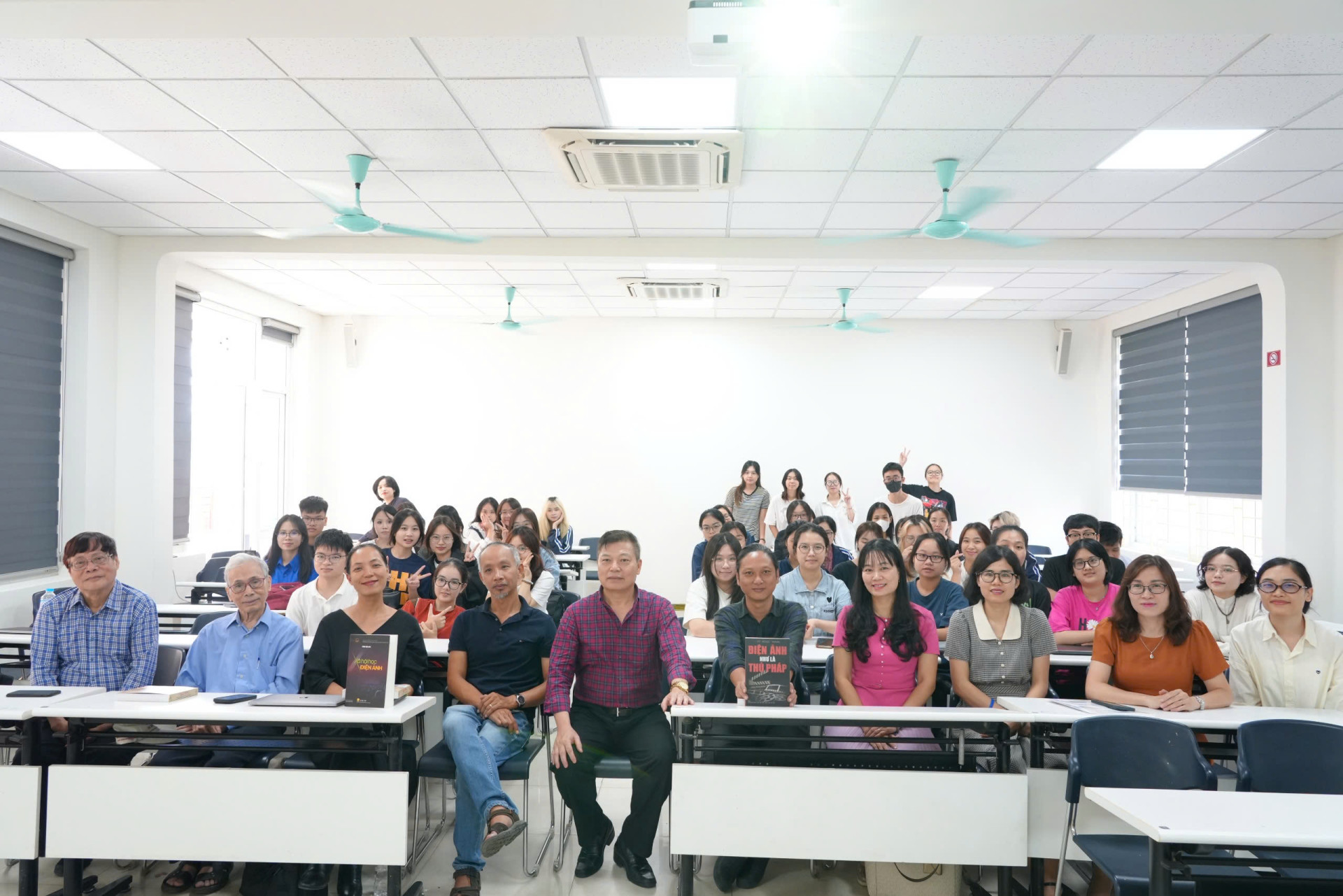 Ra mat sach XHH Điện ảnh