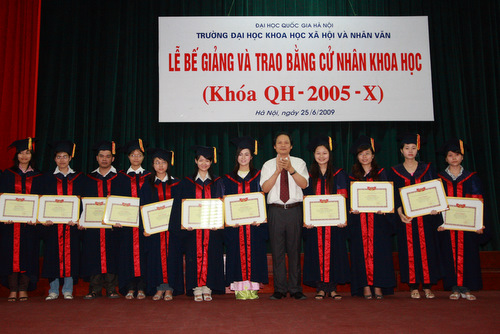 178 sinh viên khoá QH-2005-X tốt nghiệp loại giỏi và xuất sắc