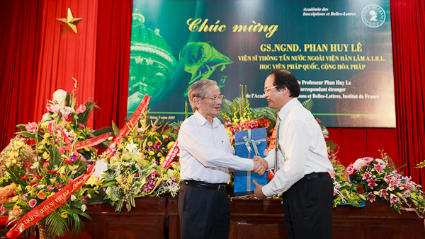 Chúc mừng GS.NGND Phan Huy Lê - Viện sĩ Thông tấn nước ngoài