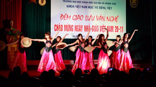 Đêm nhạc đầy cảm xúc của Khoa Việt Nam học và Tiếng Việt