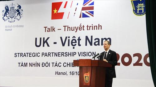Đại sứ Vương quốc Anh thuyết trình trước sinh viên