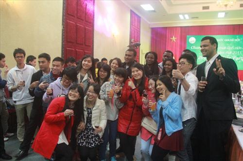 Sinh viên nước ngoài rộn ràng trong tiệc chào mừng năm mới