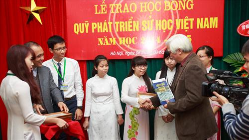 Trao học bổng Quỹ phát triển Sử học Việt Nam năm học 2014-2015