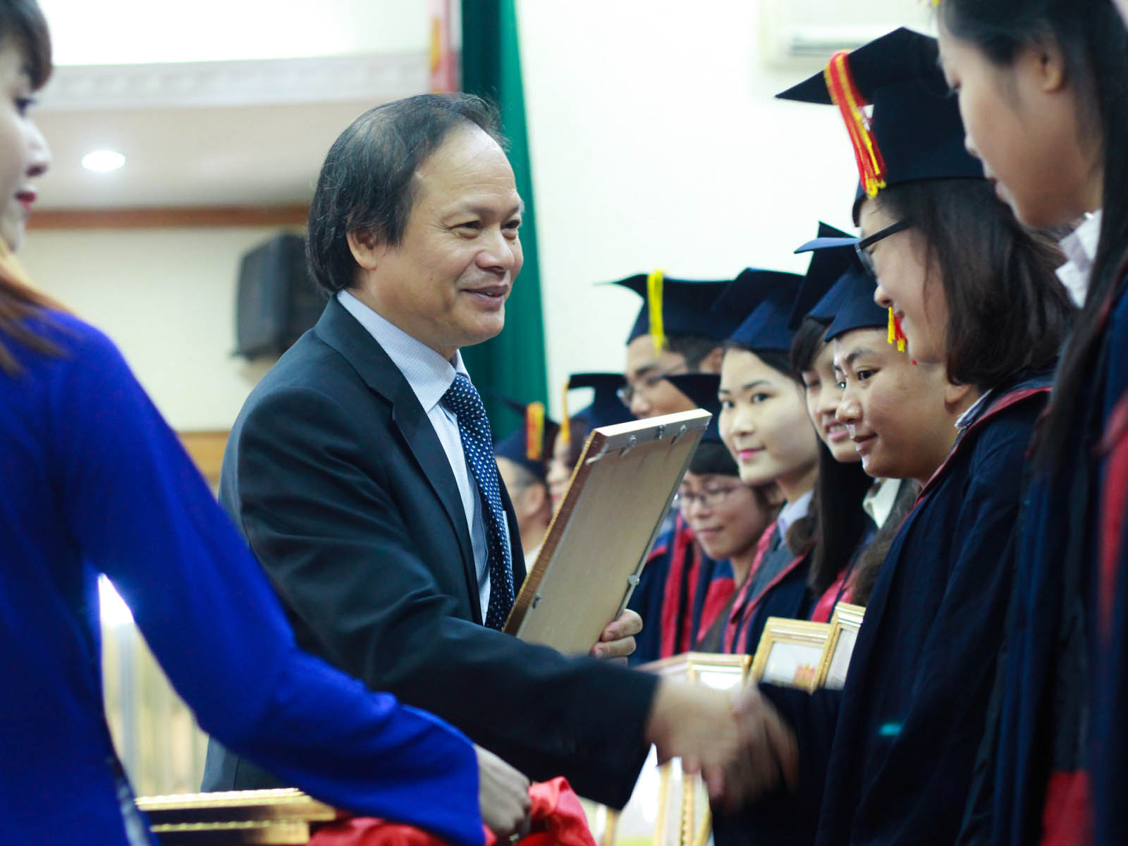 GS.TS Nguyễn Văn Khánh (Hiệu trưởng Nhà trường) trao bằng khen của Giám đốc ĐHQGHN cho 9 sinh viên trường ĐHKHXH&NV có thành tích học tập xuất sắc nhất