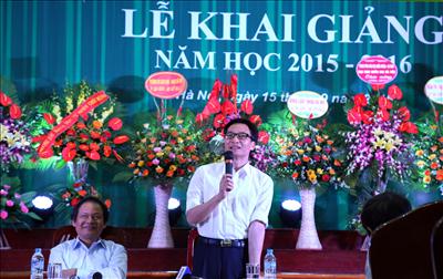 Deputy Prime Minister Vu Duc Dam advises students to live for the good things