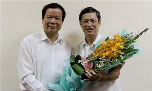 Trao sổ hưu cho thầy Phạm Văn Thành và đồng chí Phạm Văn Chính