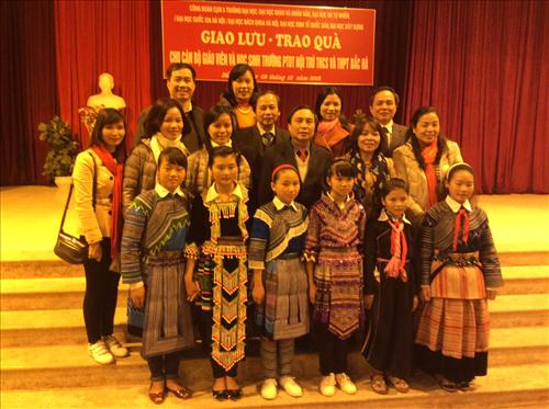 Công đoàn cụm 5 Trường đại học ủng hộ giáo viên, học sinh huyện Bắc Hà và Sa Pa tỉnh Lào Cai