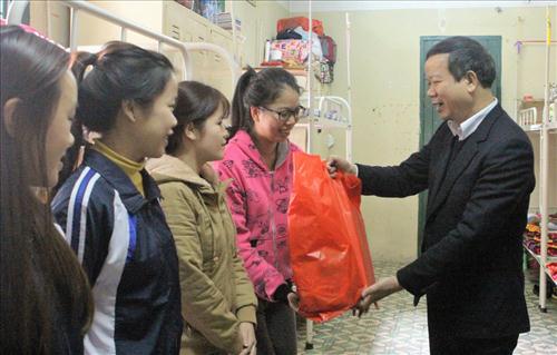 GS.TS Nguyễn Văn Kim trao tặng quà Tết cho sinh viên nội trú