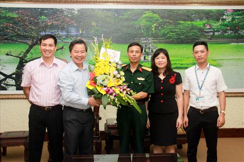Hiệu trưởng tiếp đoàn công tác của Ban chỉ huy quân sự quận Thanh Xuân