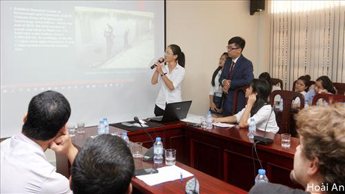 Sinh viên khoa Khoa học Chính trị tổ chức seminar tiếng Anh với sinh viên quốc tế
