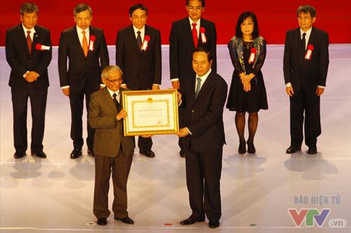 GS.NGND Phan Huy Lê nhận giải thưởng Hồ Chí Minh về KH&CN