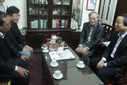 Phó Hiệu trưởng Nguyễn Văn Kim đến thăm hỏi và chúc tết các nhà giáo lão thành