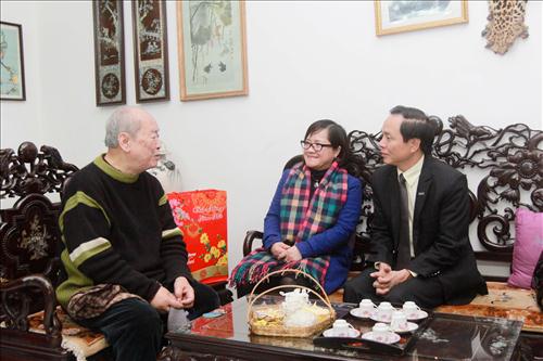 [Chùm ảnh] Phó Hiệu trưởng Trần Thị Minh Hòa thăm và chúc tết các nhà giáo lão thành