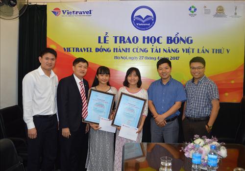 Công ty Vietravel trao học bổng cho sinh viên Trường ĐH KHXH&NV
