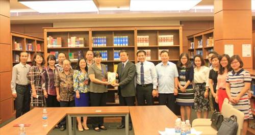 IPAM trao tặng sách cho Thư viện Quốc hội