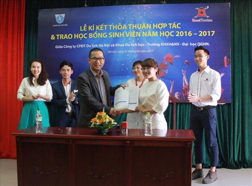 Lễ kí thỏa thuận hợp tác và trao học bổng giữa Khoa Du lịch học với công ty Hanoi Tourism và đại diện quỹ học bổng Thắp sáng niềm tin.