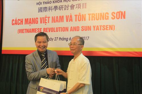 “Cách mạng Việt Nam và Tôn Trung Sơn”