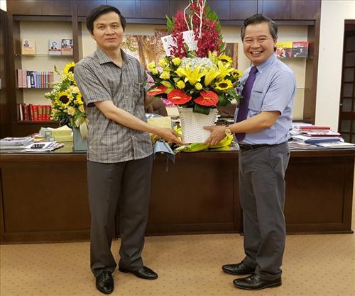 Hiệu trưởng Phạm Quang Minh chúc mừng các cơ quan báo chí