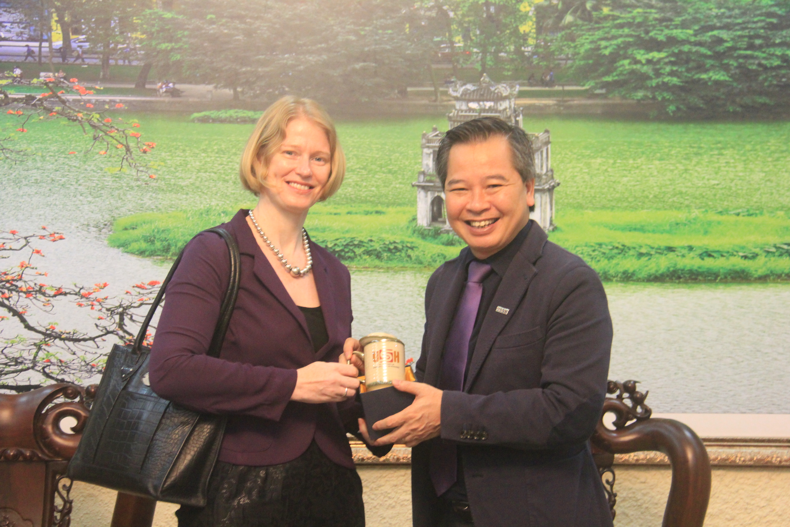 Meeting with the Ambassador of New Zealand to Vietnam