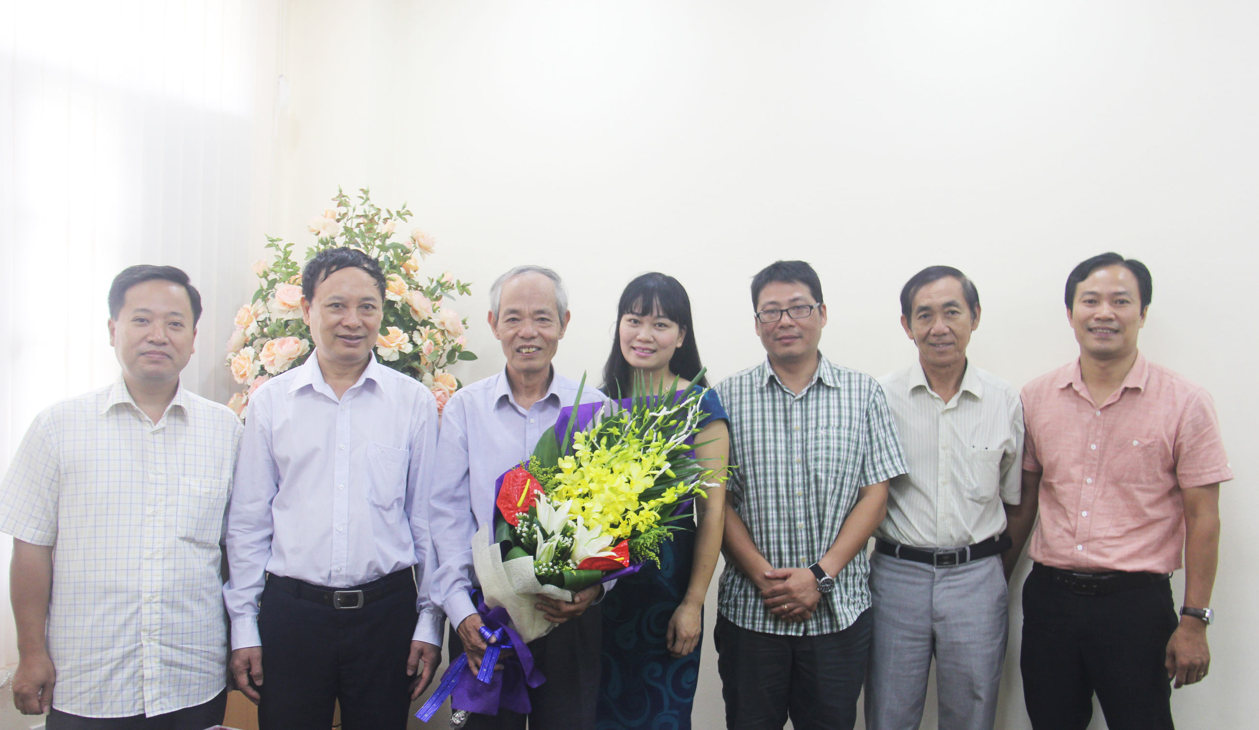 PGS.TS Nguyễn Bá Thành ( Khoa Văn học) nhận sổ hưu