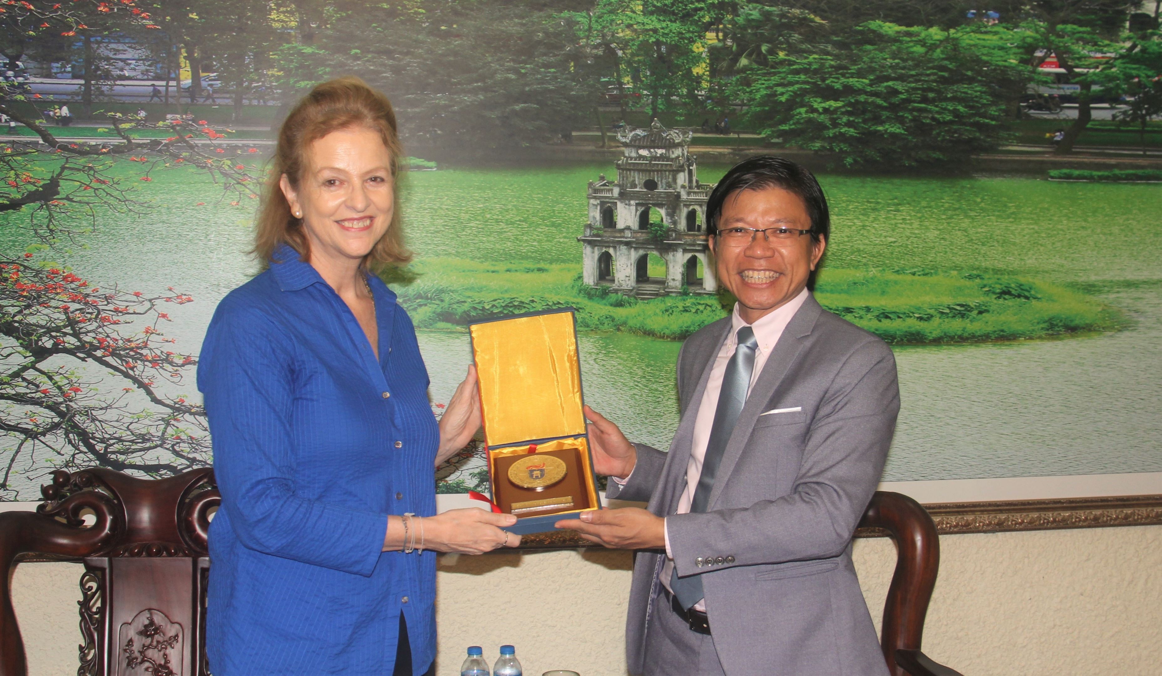 Phó Hiệu trưởng Hoàng Anh Tuấn tiếp bà Caitlin Wiesen  (Giám đốc Quốc gia UNDP)