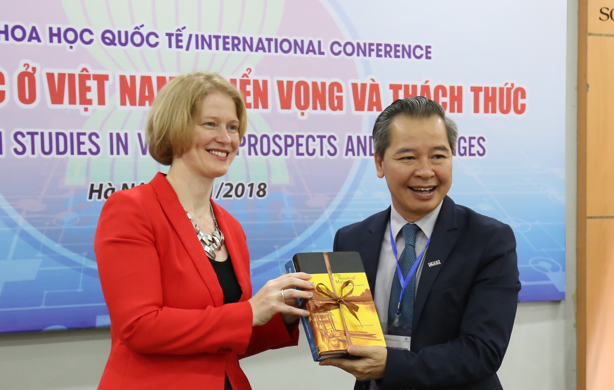 Trao tặng hơn 3.000 cuốn sách về Đông Nam Á học của cố GS. Nicholas Tarling