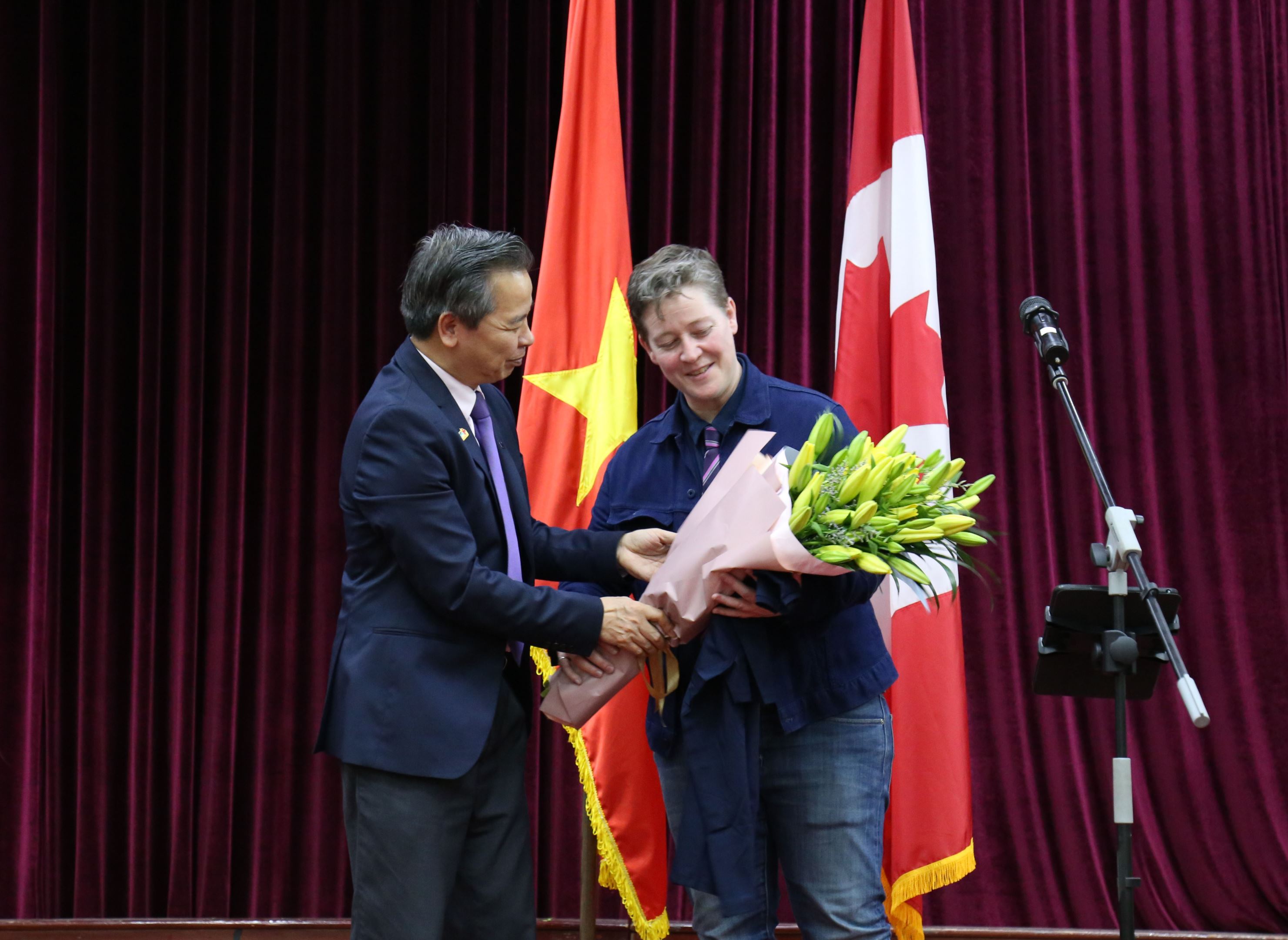 Canadian speaker Ivan Coyote inspires Vietnamese youth