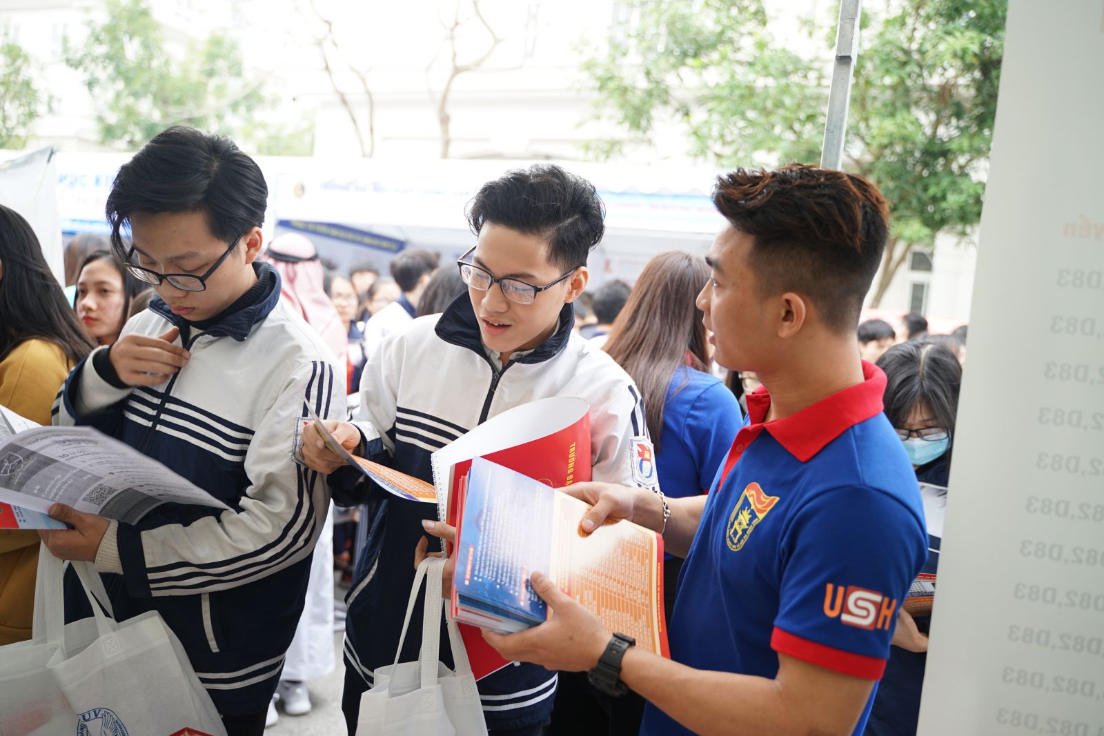 Admission consulting in Nghe An and Thanh Hoa: social sciences and humanities majors attract lots of students