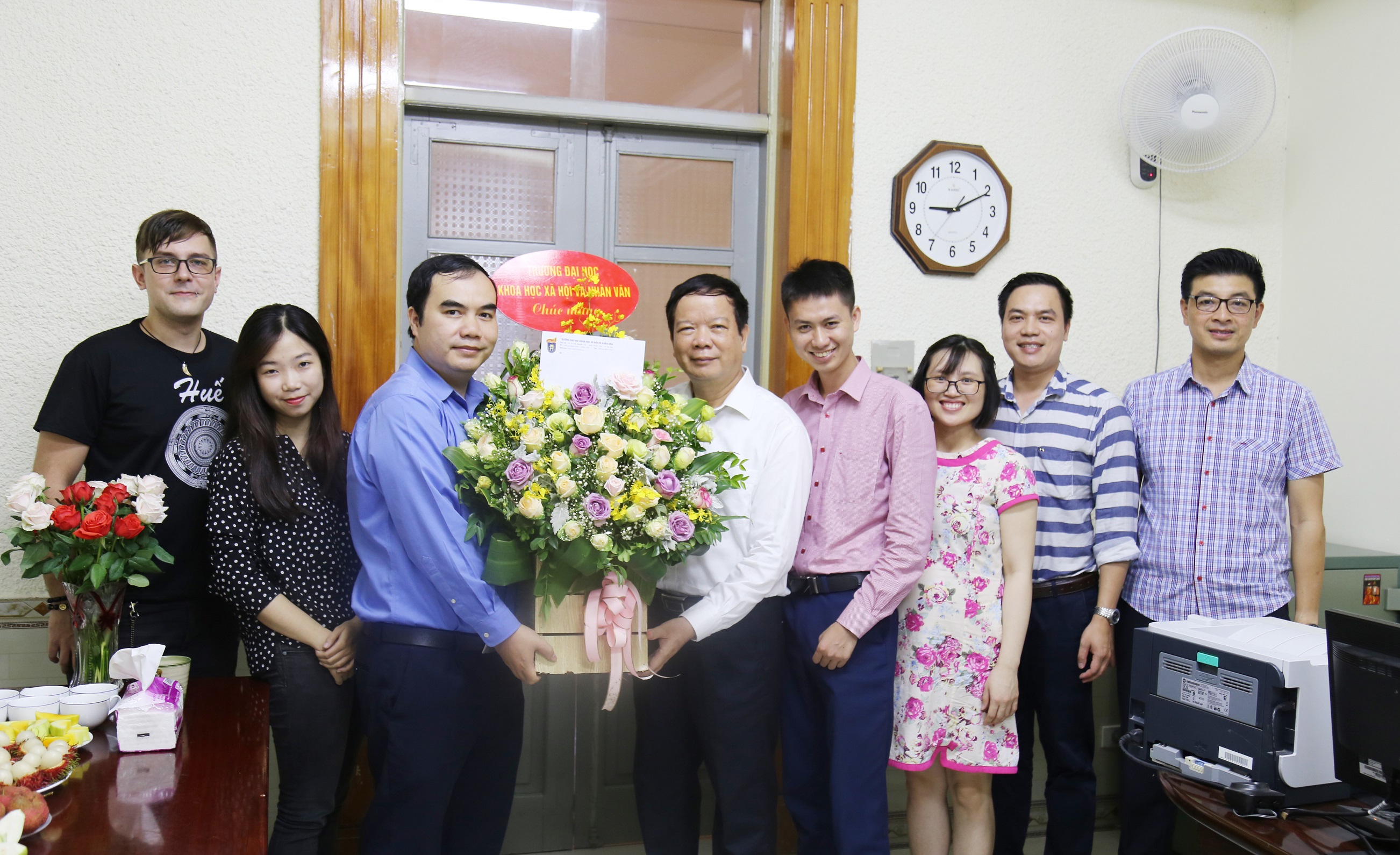 GS.TS Nguyễn Văn Kim chúc mừng Tạp chí KHXH&NV nhân ngày 21/6
