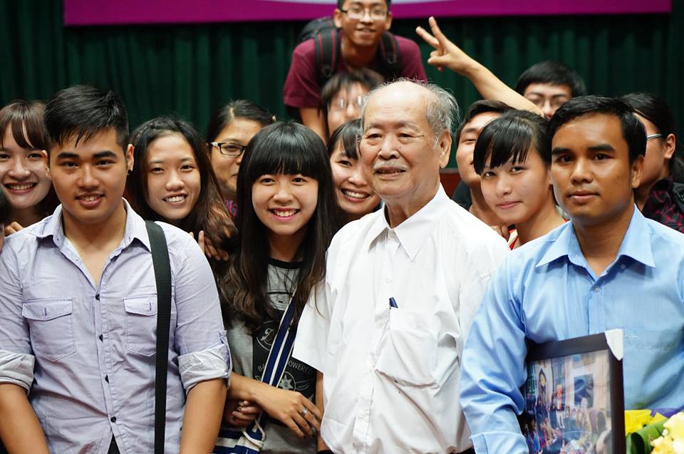 Gia đình cố GS.NGND Phan Hữu Dật trao tặng thêm 100 triệu đồng vào quỹ học bổng Phan Hữu Dật