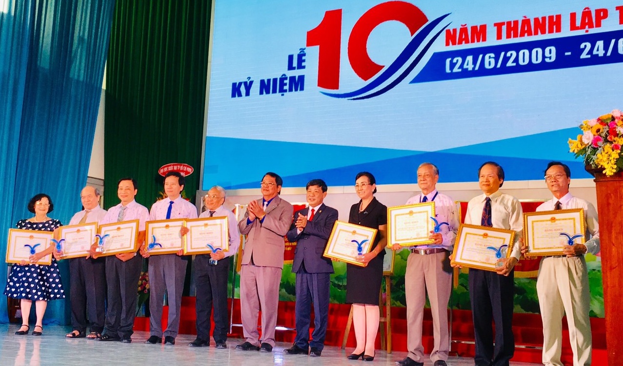 GS.NGND Nguyễn Văn Khánh nhận bằng khen của Chủ tịch tỉnh Bình Dương nhân 10 năm thành lập ĐH Thủ Dầu Một