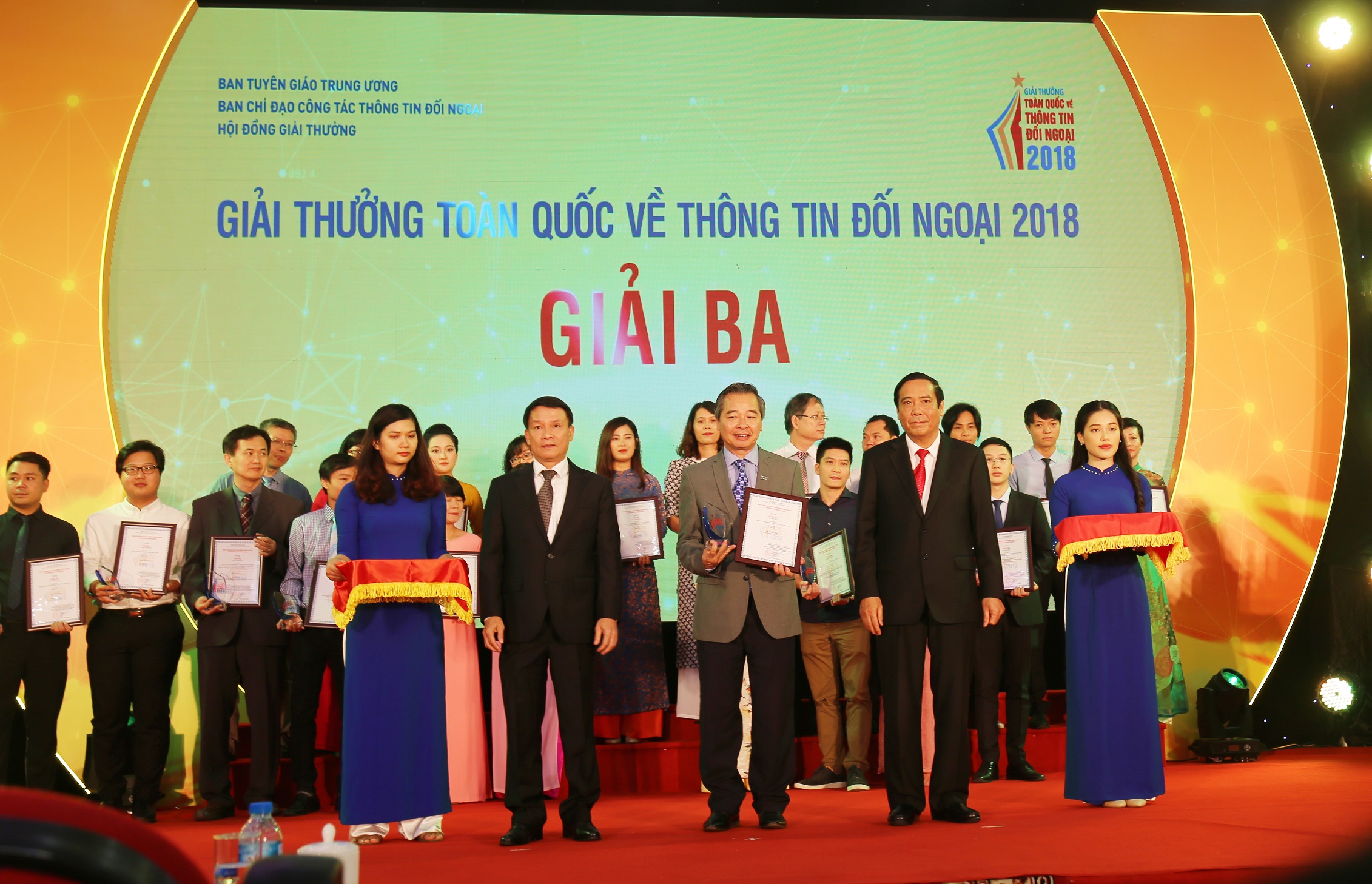 Prof.Dr Pham Quang Minh receives the 2018 National Award for external communication