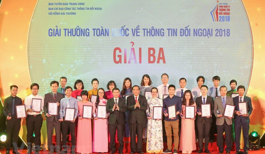 GS. Hiệu trưởng Phạm Quang Minh nhận giải thưởng toàn quốc về thông tin đối ngoại 2018