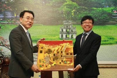 Vice Rector Hoang Anh Tuan welcomes the Ceo of Shinhan Group (South Korea)