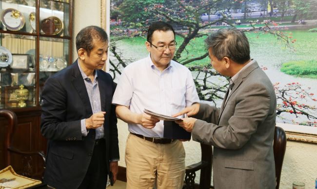 GS Hiệu trưởng Phạm Quang Minh tiếp các GS của ĐH Senshu (Nhật Bản)