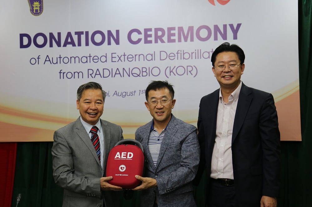 Tiếp nhận máy AED từ Công ty Radian Qbio (Hàn Quốc)