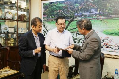 Prof.Dr Pham Quang Minh welcomes the professors of Senshu University (Japan)