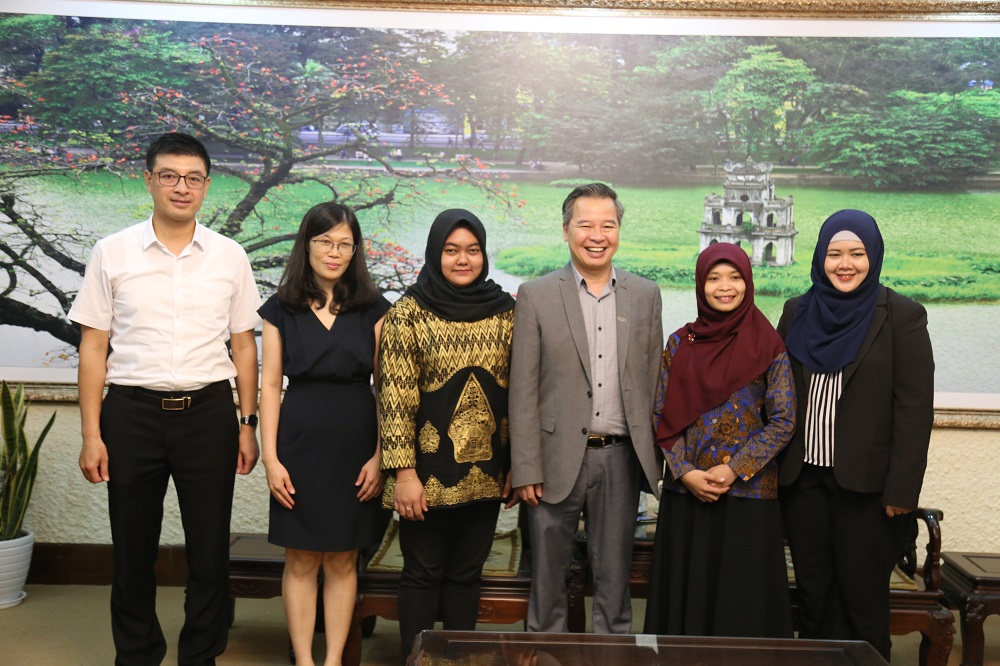Receiving two Indonesian language lecturers