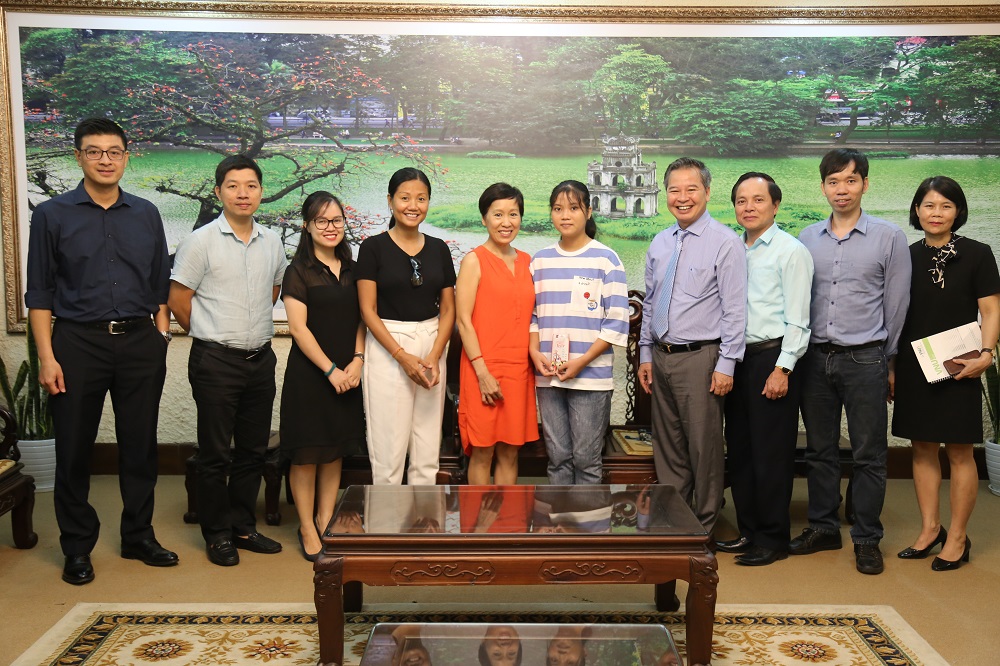 Sinh viên Trần Thị Hồng Ngọc nhận hỗ trợ từ CLB Đạo tràng Himalaya Việt Nam