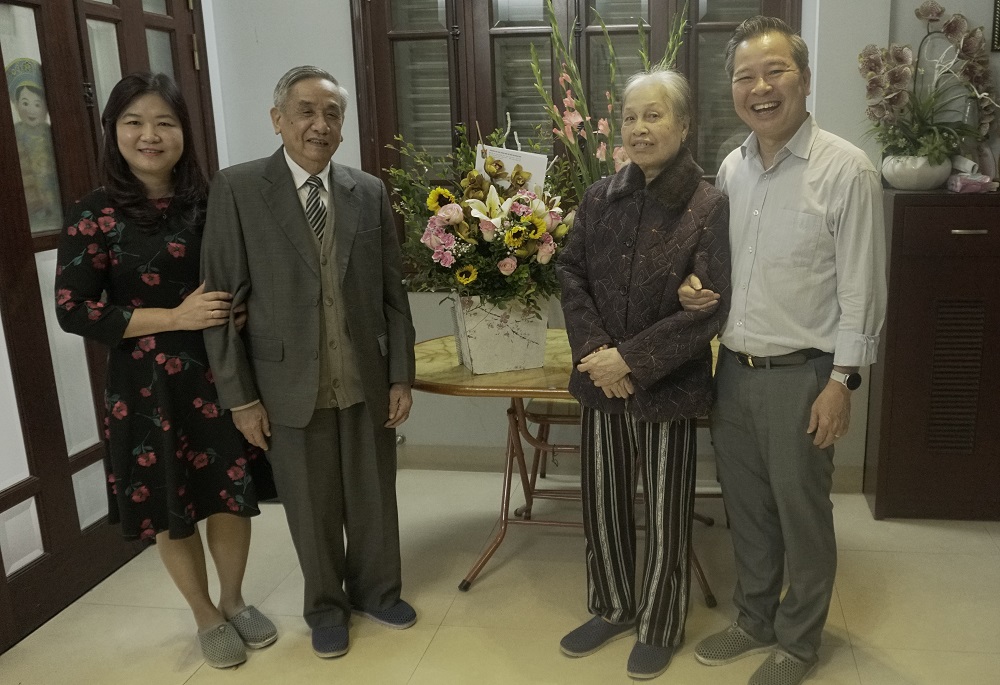 GS.TS Phạm Quang Minh thăm hỏi các nhà giáo lão thành nhân ngày 20/11