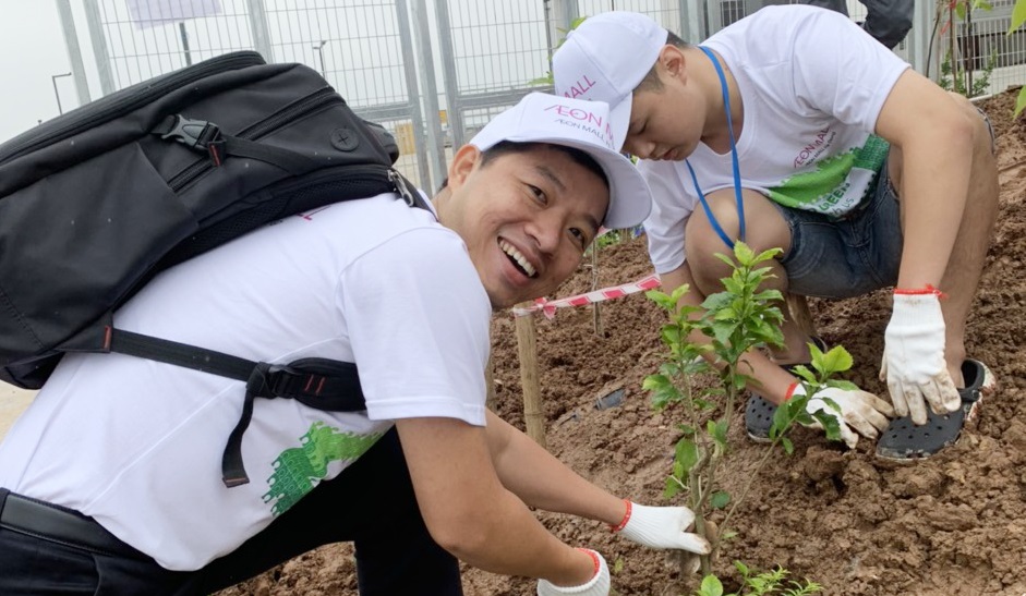 Cán bộ và sinh viên Nhân văn tham gia Lễ trồng 5.000 cây xanh tại AEON MALL Hà Đông