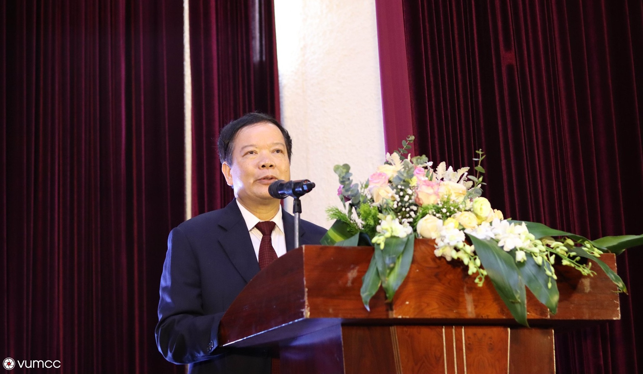 GS.TS Nguyễn Văn Kim tuyên dương và giao nhiệm vụ cho Đoàn trường trong nhiệm kỳ mới