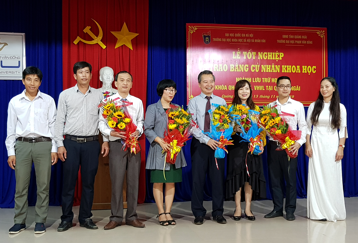Trao bằng cử nhân hệ VLVH ngành Lưu trữ học tại Quảng Ngãi
