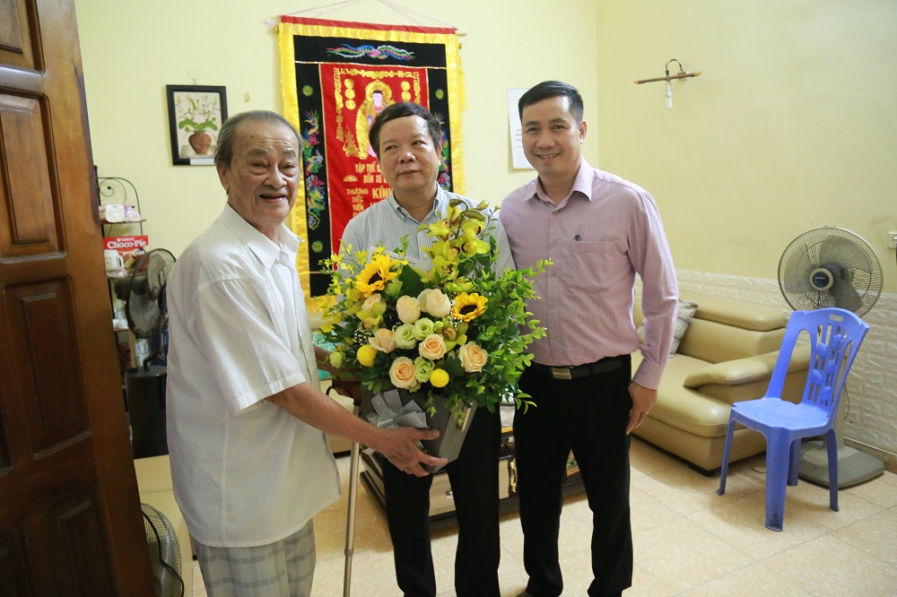 GS.TS Nguyễn Văn Kim thăm hỏi các nhà giáo lão thành nhân ngày 20/11