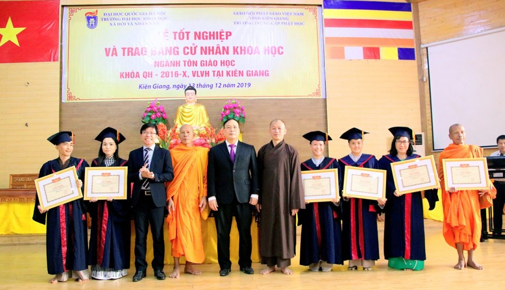 Trao bằng cử nhân ngành Tôn giáo học khóa I và chiêu sinh khóa II tại Kiên Giang