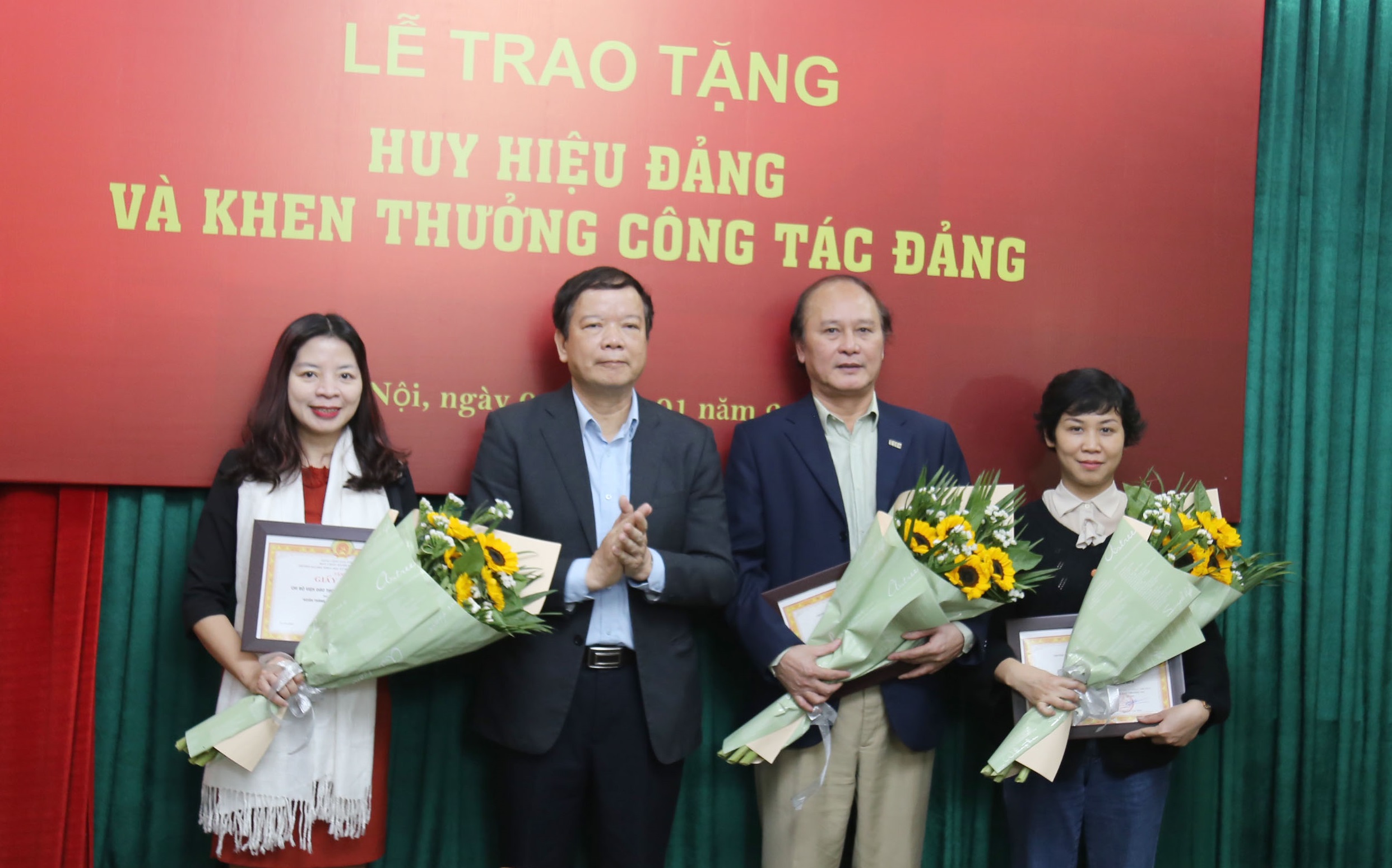 Trao tặng Huy hiệu Đảng và khen thưởng công tác Đảng năm 2018