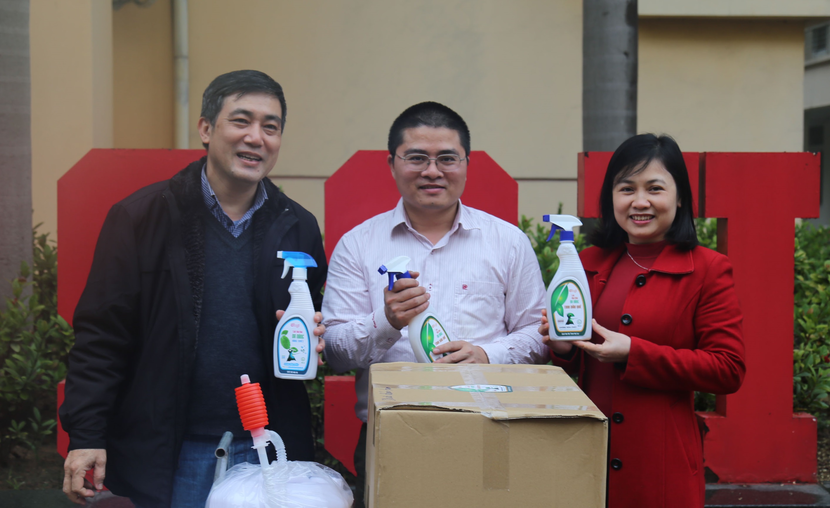 Công ty Orenji tặng 120 chai 500ml và 60 lít nước rửa tay diệt khuẩn dùng công nghệ Nano cho Trường ĐHKHXH&NV