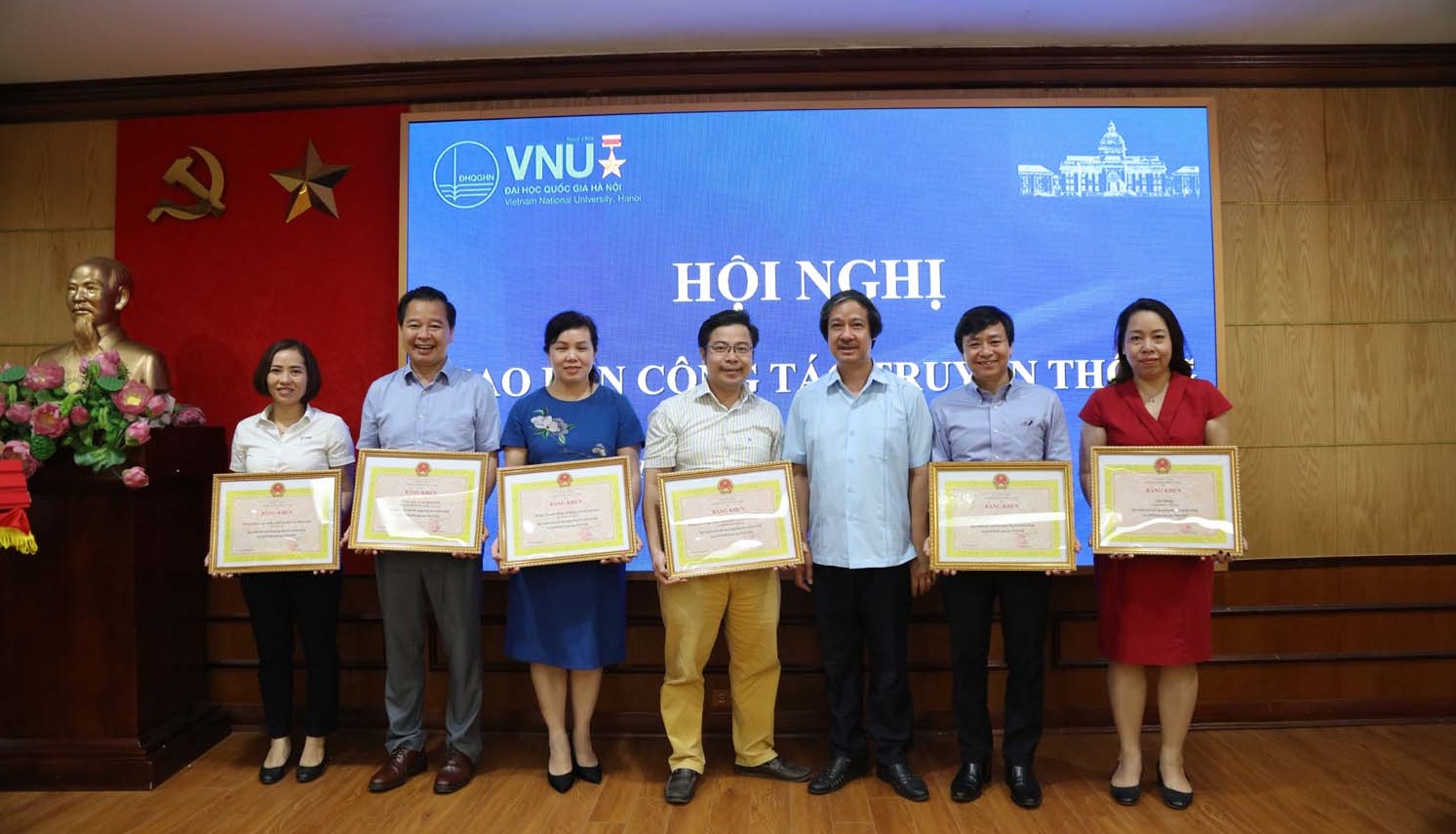 Trường ĐHKHXH&NV nhận bằng khen của  Giám đốc ĐHQGHN về công tác truyền thông