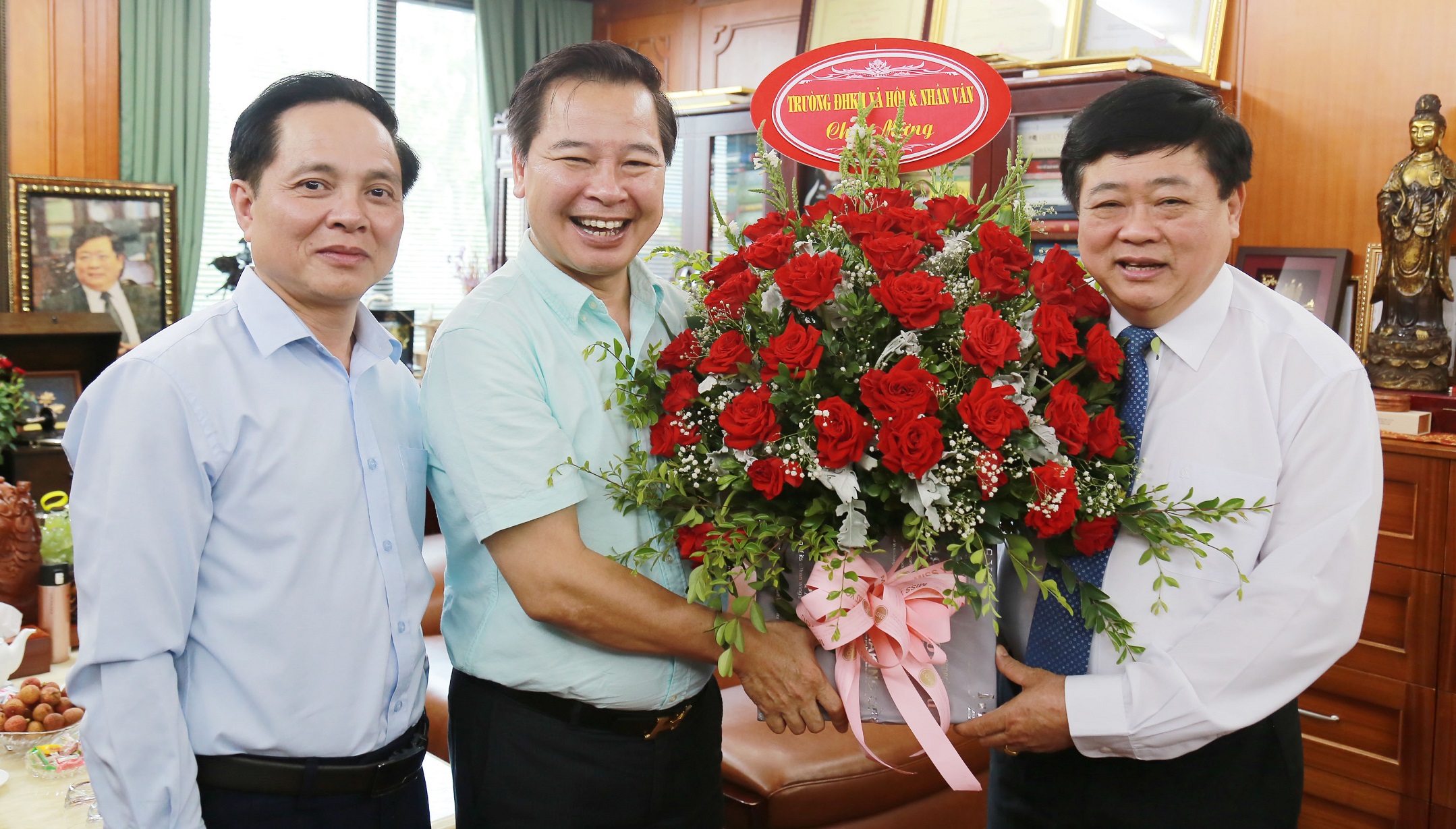 GS Hiệu trưởng Phạm Quang Minh chúc mừng các cơ quan thông tấn báo chí